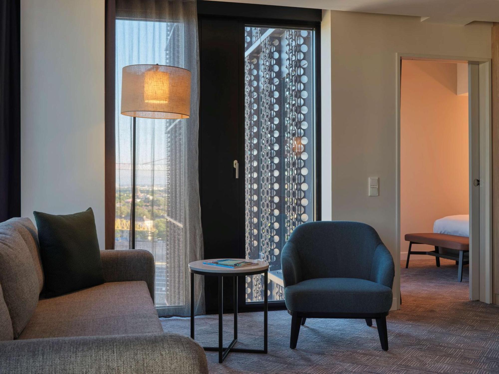 Adina Apartment Hotel Мюнхен Экстерьер фото